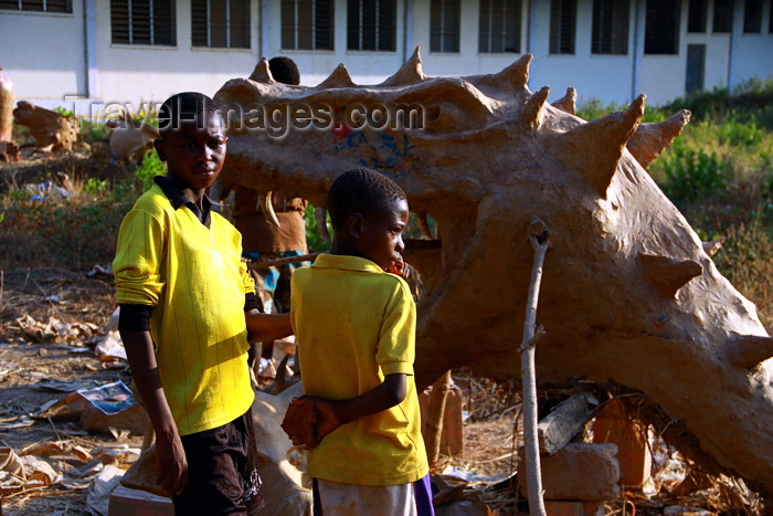 guinea-bissau95: Bissau, Guinea Bissau / Guiné Bissau: Bandim quarter, Carnival masks, mask of a dragon, children / Bairro ‘Bandim’, mascaras de carnaval, preparação, máscara de um dragão, crianças - photo by R.V.Lopes - (c) Travel-Images.com - Stock Photography agency - Image Bank