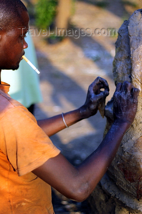 guinea-bissau99: Bissau, Guinea Bissau / Guiné Bissau: Bandim quarter, Carnival masks, man sculpting a mask / Bairro ‘Bandim’, máscaras de carnaval, preparação, homem a esculpir uma máscara - photo by R.V.Lopes - (c) Travel-Images.com - Stock Photography agency - Image Bank