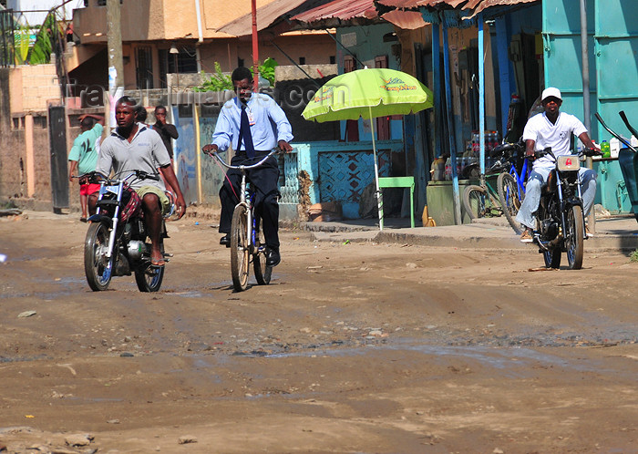 haiti41: Ouanaminthe / Juana Mendez, Nord-Est Department, Haiti: traffic on main street - mud and bikes - photo by M.Torres - (c) Travel-Images.com - Stock Photography agency - Image Bank