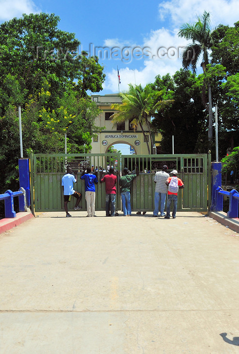 haiti55: Ouanaminthe / Juana Mendez, Nord-Est Department, Haiti: the border is closed by a gate - bridge over the Massacre river, linking Haiti and the Dominican Republic - photo by M.Torres - (c) Travel-Images.com - Stock Photography agency - Image Bank