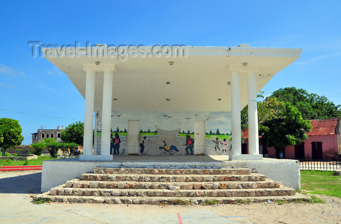 haiti68: Fort-Liberté, Nord-Est Department, Haiti - Hispaniola / Quisqueya /  Kiskeya: stage at the Place d'Armes - photo by M.Torres - (c) Travel-Images.com - Stock Photography agency - Image Bank