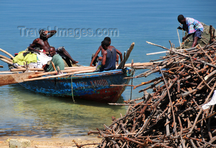 haiti84: Fort-Liberté, Nord-Est Department, Haiti: transporting wood on a fishing boat - photo by M.Torres - (c) Travel-Images.com - Stock Photography agency - Image Bank