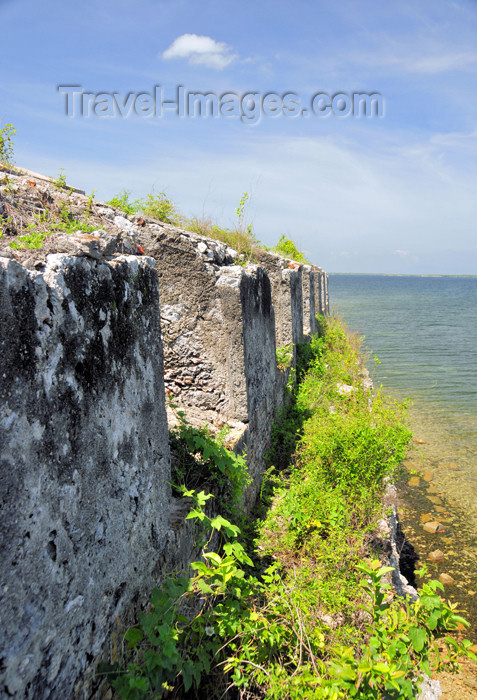 haiti90: Fort-Liberté, Nord-Est Department, Haiti: Fort Dauphin - northern battlement and the bay - crenellation - photo by M.Torres - (c) Travel-Images.com - Stock Photography agency - Image Bank