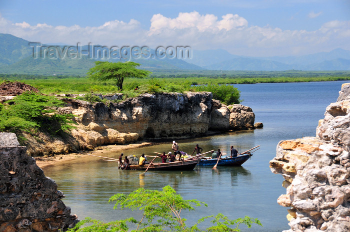 haiti93: Fort-Liberté, Nord-Est Department, Haiti: fishermen, cliffs, alluvial plains and the North mountains - photo by M.Torres - (c) Travel-Images.com - Stock Photography agency - Image Bank