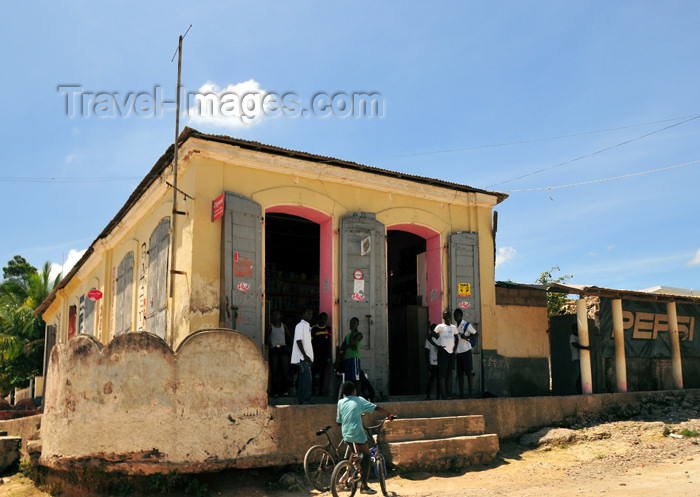 haiti97: Fort-Liberté, Nord-Est Department, Haiti: grocery shop - photo by M.Torres - (c) Travel-Images.com - Stock Photography agency - Image Bank