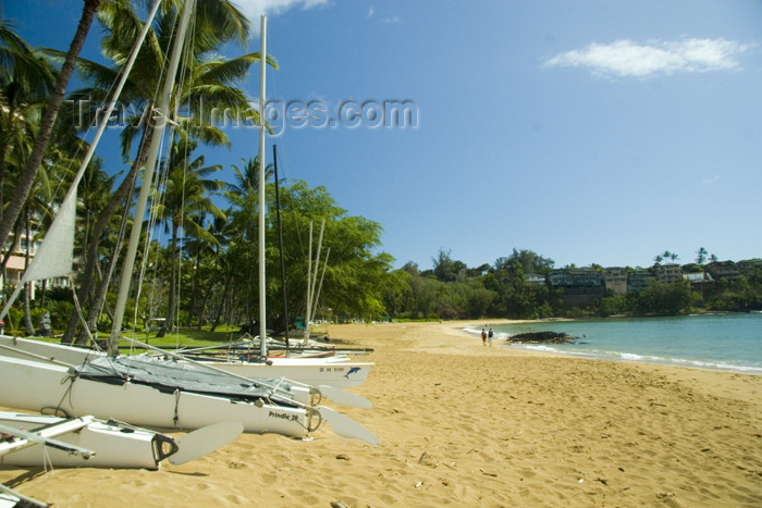 hawaii14: Hawaii - Kauai Island: Nawiliwili Beach: boatson the sand - Hawaiian Islands - photo by D.Smith - (c) Travel-Images.com - Stock Photography agency - Image Bank