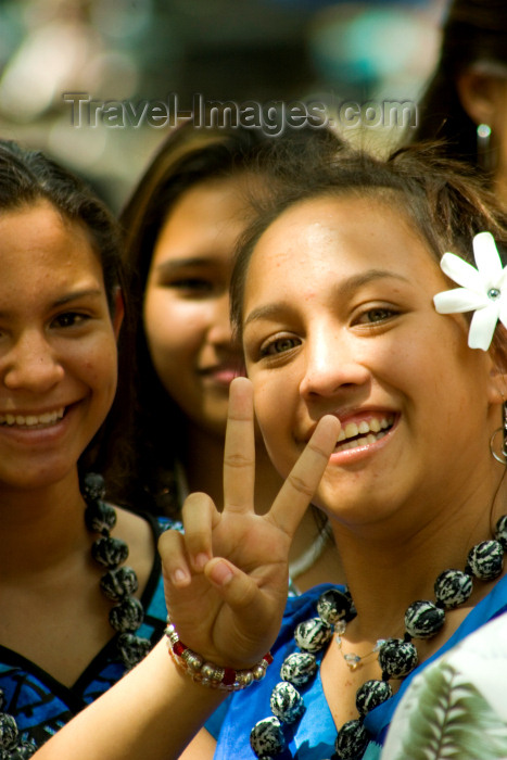 hawaii19: Hawai'i - Oahu island - Waikiki beach: teenage girls dressed in Hula costume with one girl showing peace symbol and wearing a flower in her hair - photo by D.Smith - (c) Travel-Images.com - Stock Photography agency - Image Bank