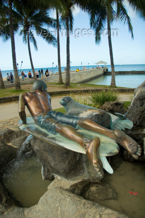 hawaii20: O'ahu island - Oahu island - Waikiki beach: surfer and seal - Duke Paoa Kahanamoku statue - palm trees and ocean in background - photo by D.Smith - (c) Travel-Images.com - Stock Photography agency - Image Bank