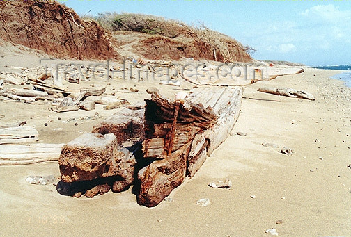 hawaii56: Hawaii - Lanai island: remains of a wooden ship - photo by G.Frysinger - (c) Travel-Images.com - Stock Photography agency - Image Bank