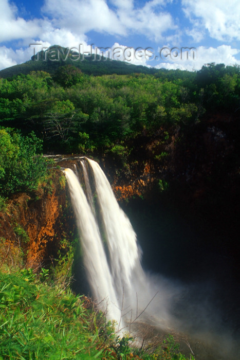 hawaii6: Hawaii - Kauai Island: Wailua Falls: Before Europeansarrived, native Hawaiian men would jump from these falls to prove theirmanhood - they didn't always survive - Hawaiian Islands - photo by D.Smith - (c) Travel-Images.com - Stock Photography agency - Image Bank