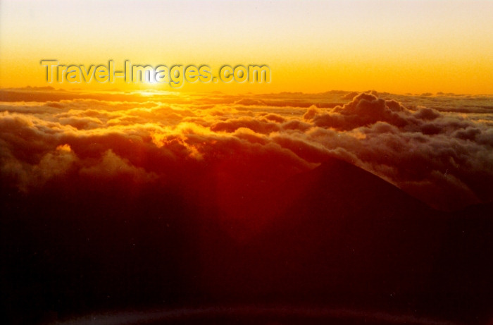 hawaii81: Hawaii - Maui island: sunrise rom the top of the Haleakala volcano - Photo by G.Friedman - (c) Travel-Images.com - Stock Photography agency - Image Bank