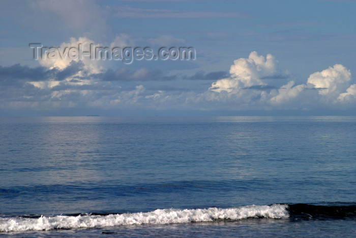 honduras17: Honduras - Roatán island: morning blues - beach - wave - Caribbean Sea - photo by C.Palacio - (c) Travel-Images.com - Stock Photography agency - Image Bank