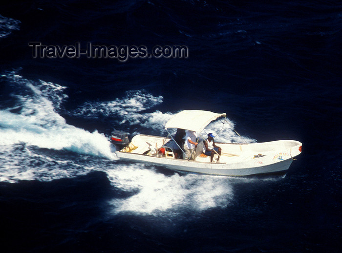 honduras2: Honduras - Roatán island: pleasure boat - Caribbean Sea - photo by D.Forman - (c) Travel-Images.com - Stock Photography agency - Image Bank