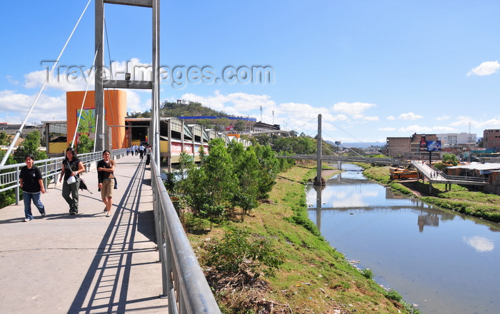 honduras54: Tegucigalpa, Honduras: coming from the market - Mercado la Isla - bridge over Río Choluteca - Estadio - Monumento a la Paz - photo by M.Torres - (c) Travel-Images.com - Stock Photography agency - Image Bank