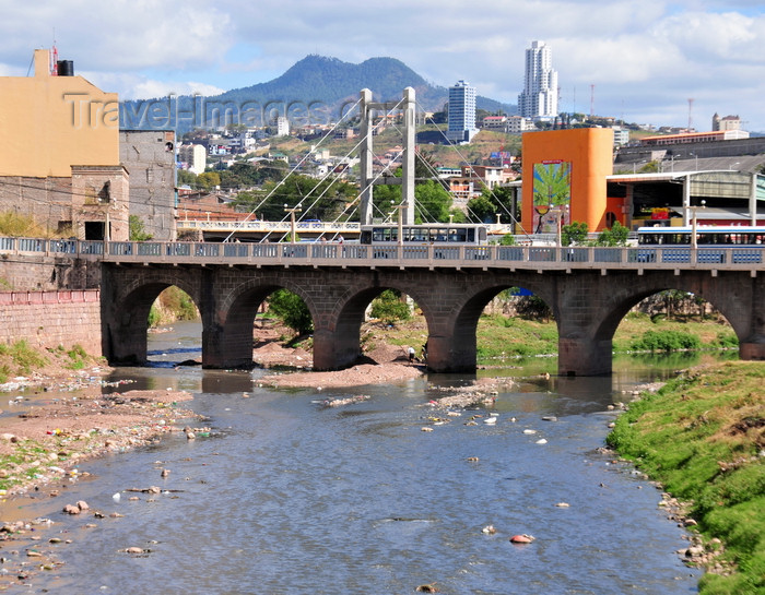 honduras57: Tegucigalpa, Honduras: stone bridge over the Río Choluteca - puente Mallol, link to Comayagüela - photo by M.Torres - (c) Travel-Images.com - Stock Photography agency - Image Bank