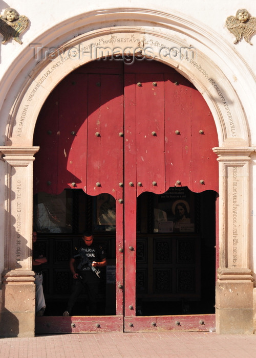 honduras67: Tegucigalpa, Honduras: armed guard - entrance to Dolores church - iglesia de la Virgen de los Dolores - photo by M.Torres - (c) Travel-Images.com - Stock Photography agency - Image Bank