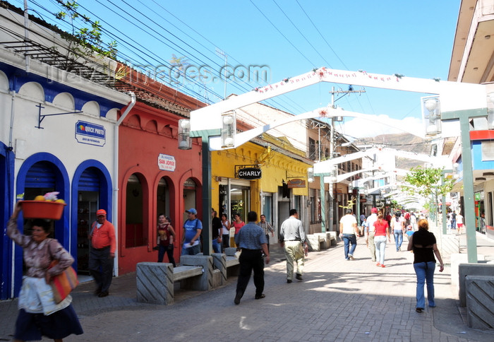 honduras71: Tegucigalpa, Honduras: pedestrian street - Calle Peatonal - Paseo Liquidambar - Av Miguel Paz Barahona - Casco Historico - photo by M.Torres - (c) Travel-Images.com - Stock Photography agency - Image Bank