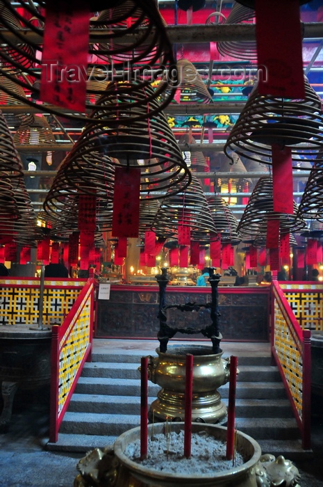 hong-kong16: Hong Kong: incense spirals at Man Mo Temple, built in 1847 - Taoist temple on Hollywood Road, Sheung Wan, Hong Kong Island - photo by M.Torres - (c) Travel-Images.com - Stock Photography agency - Image Bank