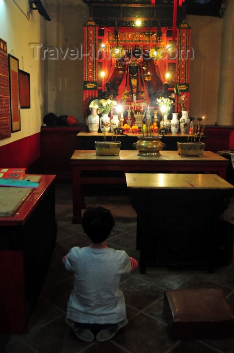 hong-kong17: Hong Kong: worshiper at Man Mo Temple, pays tribute to the God of Literature (Man) and the God of War (Mo) - Taoist temple on Hollywood Road, Sheung Wan, Hong Kong Island - photo by M.Torres - (c) Travel-Images.com - Stock Photography agency - Image Bank