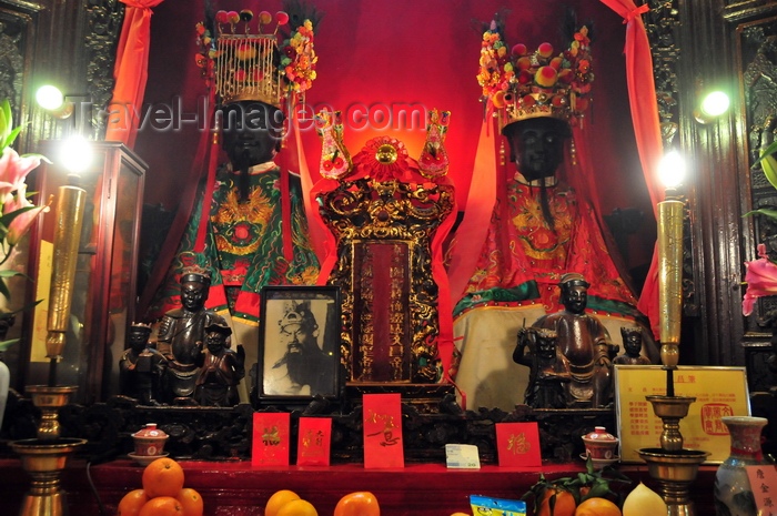 hong-kong18: Hong Kong: gods at Man Mo Temple, pays tribute to the God of Literature (Man) and the God of War (Mo) - Hollywood Road, Sheung Wan, Hong Kong Island - photo by M.Torres - (c) Travel-Images.com - Stock Photography agency - Image Bank