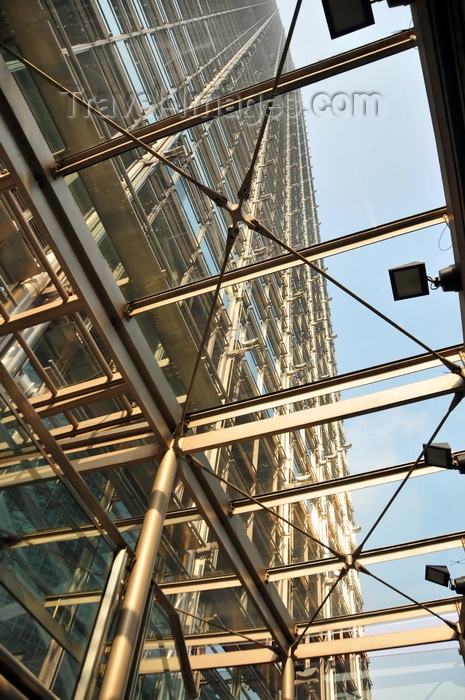 hong-kong45: Hong Kong: Cheung Kong Centre - skyscraper by Cesar Pelli - looking up the façade from a gallery, Central - photo by M.Torres - (c) Travel-Images.com - Stock Photography agency - Image Bank