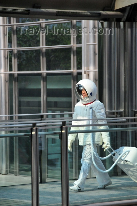 hong-kong57: Hong Kong: taikonaut walking in Cheung Kong Park - photo by M.Torres - (c) Travel-Images.com - Stock Photography agency - Image Bank