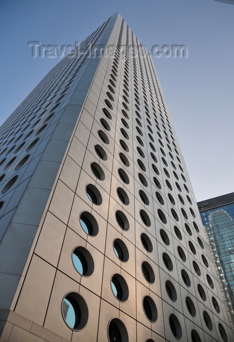 hong-kong62: Hong Kong: looking up the Jardine House tower, formerly known as Connaught Centre, designed by Palmer and Turner - JP Morgan in the background - photo by M.Torres - (c) Travel-Images.com - Stock Photography agency - Image Bank