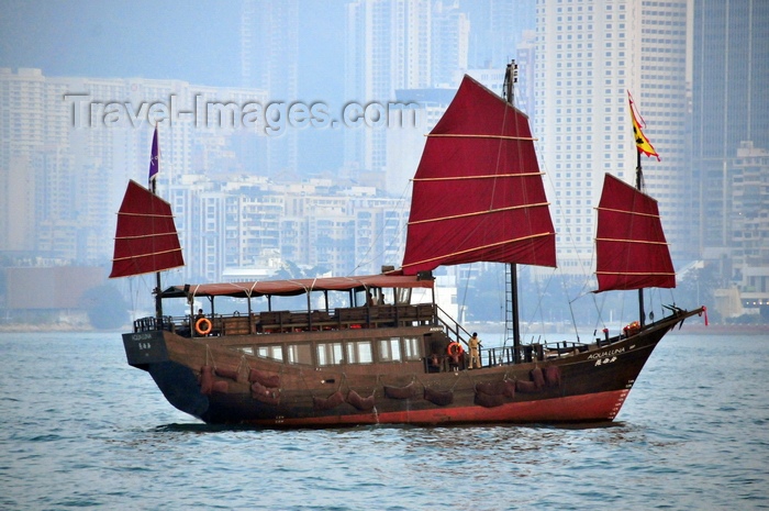 hong-kong84: Hong Kong: junk, a type of ancient Chinese sailing ship - the Aqua Luna - photo by M.Torres - (c) Travel-Images.com - Stock Photography agency - Image Bank