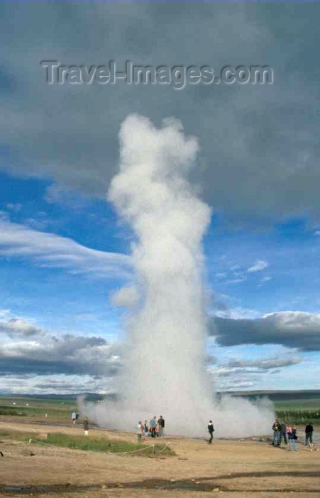 iceland21: Iceland - Strokkur: geyser eruption - vapor coloumn - 'The Churn' - photo by W.Schipper - (c) Travel-Images.com - Stock Photography agency - Image Bank