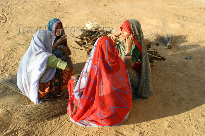 india114: Rajasthan - women drinking tea - photo by E.Andersen - (c) Travel-Images.com - Stock Photography agency - Image Bank