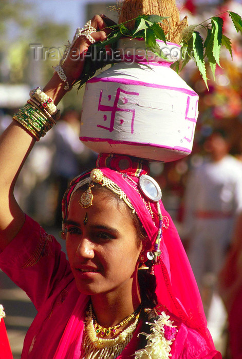 india117: India - Rajasthan: Rashput woman with her typical jewels and clothes with a pot of water on her head - photo by E.Petitalot - (c) Travel-Images.com - Stock Photography agency - Image Bank