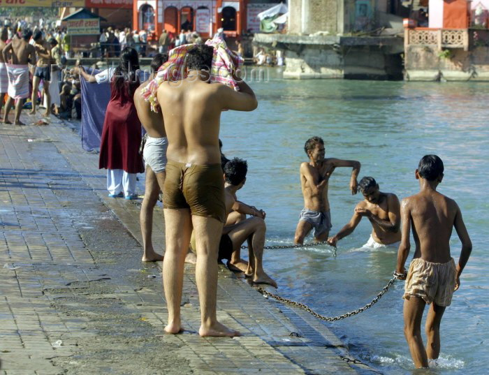 india131: India - Haridwar (Uttar Pradesh): men bathe in the Ganges river - the tradition of Bhagirath (photo by Rod Eime) - (c) Travel-Images.com - Stock Photography agency - Image Bank