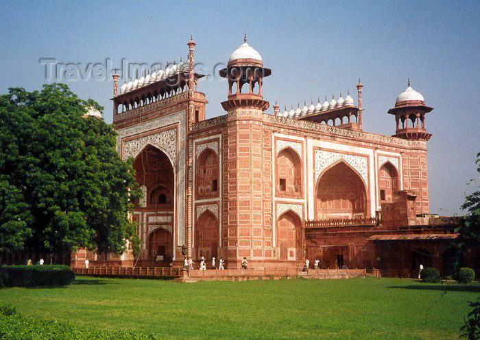 india16: India - Agra (Uttar Pradesh): entrance to the Taj Mahal complex (photo by Miguel Torres) - (c) Travel-Images.com - Stock Photography agency - Image Bank