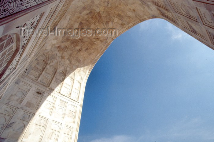 india165: India - Agra (Uttar Pradesh) / AGR: Taj Mahal - the great arch (photo by Francisca Rigaud) - (c) Travel-Images.com - Stock Photography agency - Image Bank