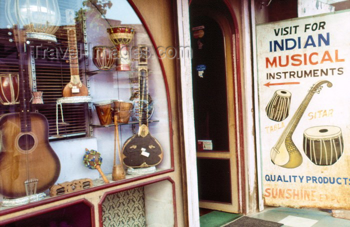 india167: India - Agra (Uttar Pradesh) / AGR: Indian musical instruments - shop (photo by Francisca Rigaud) - (c) Travel-Images.com - Stock Photography agency - Image Bank