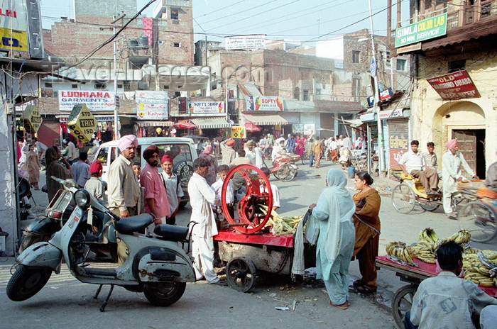 india188: India - Amritsar (Punjab): street scene (photo by J.Kaman) - (c) Travel-Images.com - Stock Photography agency - Image Bank