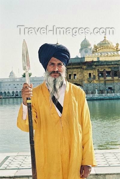 india189: India - Amritsar (Punjab): Sikh guardian by the Golden temple - religion - Sikhism (photo by J.Kaman) - (c) Travel-Images.com - Stock Photography agency - Image Bank