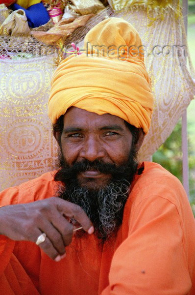 india191: India - Amritsar (Punjab): strong colours - Sikh man - turban (photo by J.Kaman) - (c) Travel-Images.com - Stock Photography agency - Image Bank