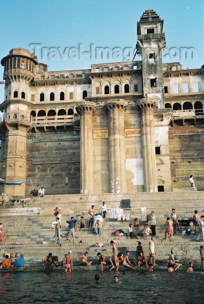 india198: India - Varanasi / Benares (Uttar Pradesh): the river and the palace (photo by J.Kaman) - (c) Travel-Images.com - Stock Photography agency - Image Bank