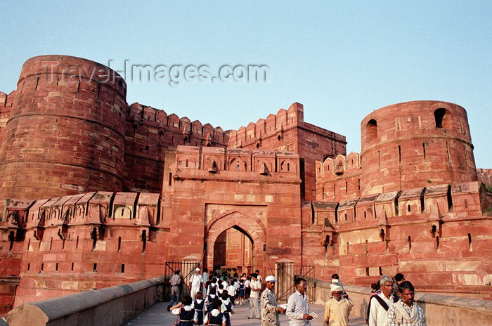 india203: India - Agra: leaving the red fort (photo by J.Kaman) - (c) Travel-Images.com - Stock Photography agency - Image Bank