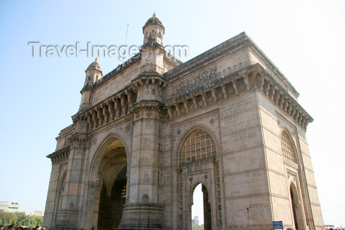 india221: India - Mumbai / Bombay / Bombaim (Maharashtra / Maharastra): Gateway of India - built in basalt and concrete - commemorates the landing in India of King George V - photo by J.Cave - (c) Travel-Images.com - Stock Photography agency - Image Bank