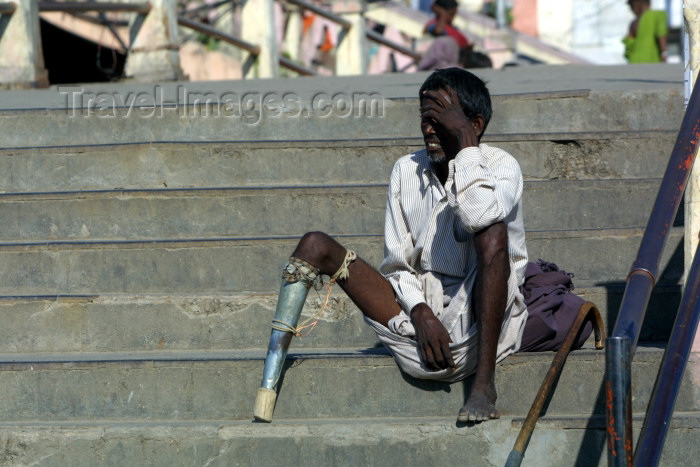 india230: India - Haridwar (Uttaranchal state): begger relies on the charity of holy pilgrims visting for the Bhagirath prayer - amputee on stairs (photo by Rod Eime) - (c) Travel-Images.com - Stock Photography agency - Image Bank