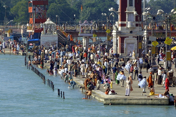 india233: India - Haridwar (Uttaranchal state): in the tradition of Bhagirath, Hindus stand in the sacred waters of the Ganges, praying for the salvation of their ancestors (photo by Rod Eime) - (c) Travel-Images.com - Stock Photography agency - Image Bank