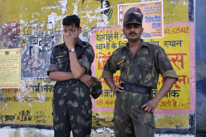 india234: India - Narendranager (Uttaranchal): soldiers on duty during a local minister's visit (photo by Rod Eime) - (c) Travel-Images.com - Stock Photography agency - Image Bank