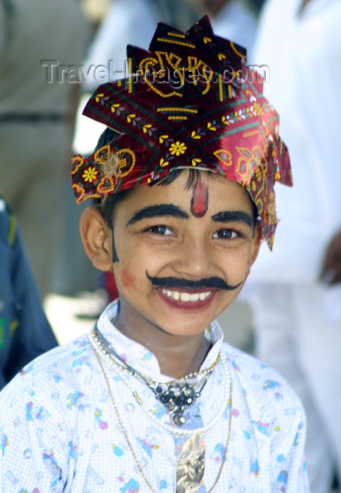 india240: India - Narendranager (Uttaranchal): young boy enjoys taking part in a costume parade - festival of Navaratri (photo by Rod Eime) - (c) Travel-Images.com - Stock Photography agency - Image Bank