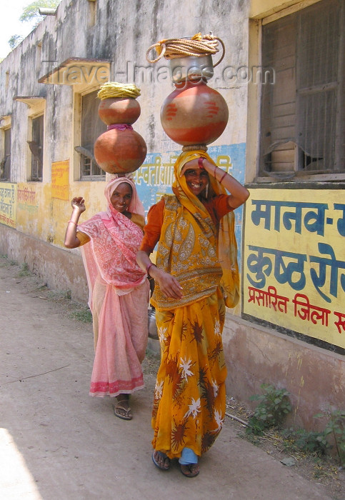 india244: India - Uttar Pradesh: village women carry huge pots of water on their heads (photo by J.Kaman) - (c) Travel-Images.com - Stock Photography agency - Image Bank