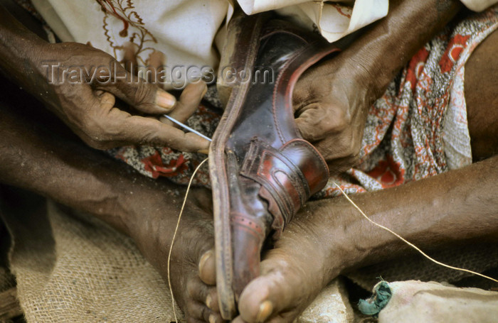 india25: India - shoemaker at work - photo by W.Allgöwer - (c) Travel-Images.com - Stock Photography agency - Image Bank