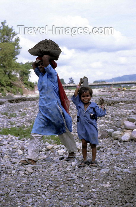 india283: India - Uttaranchal - Rishikesh: day labourer with child - photo by W.Allgöwer Vor allem die in die Städte gezogene Landbevölkerung muß sich anfangs oft den Lebensunterhalt als Tagelöhnerin bzw. Tagelöhner verdienen. Die Arbeitsbedingungen sind hart und  - (c) Travel-Images.com - Stock Photography agency - Image Bank