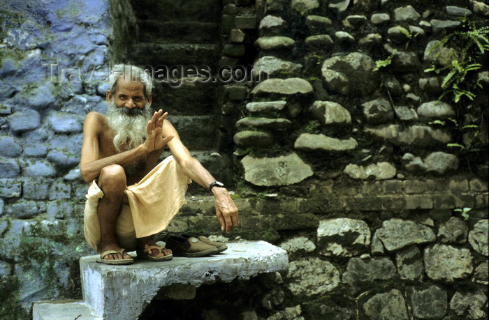 india284: India - Uttaranchal - Rishikesh: friendly Sadhu - the sadhu is solely dedicated to achieving moksha (liberation) through meditation and contemplation of God - photo by W.Allgöwer Ein Sadhu (Sanskrit) ist ein hinduistischer Mönch mit asketischem Lebenswan - (c) Travel-Images.com - Stock Photography agency - Image Bank