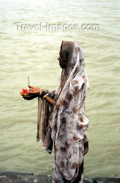 india286: India - Uttaranchal - Rishikesh: a pilgrim prepares to place an offering on the Ganges / Ganga river - photo by W.Allgöwer - (c) Travel-Images.com - Stock Photography agency - Image Bank